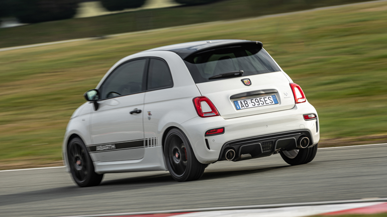 Πόσο κοστίζει το «πυραυλάκι» της Abarth με τους 180 ίππους;