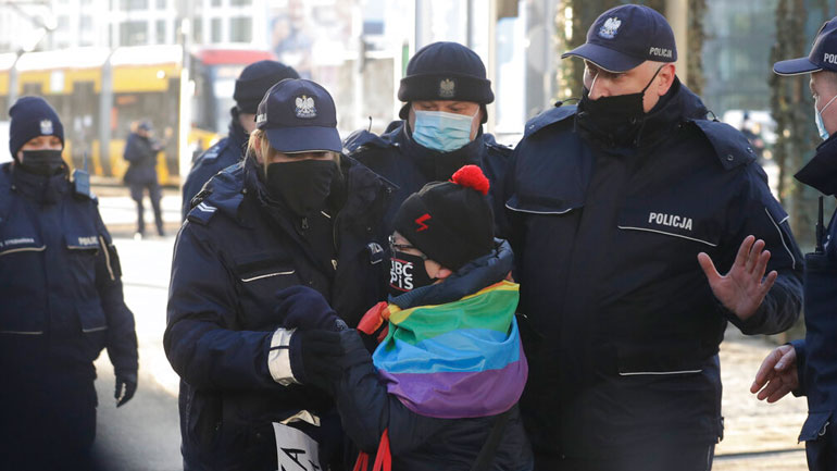 Ρεκόρ κρουσμάτων στην Πολωνία: Εντοπίστηκαν 17.260 μέσα σε 24 ώρες