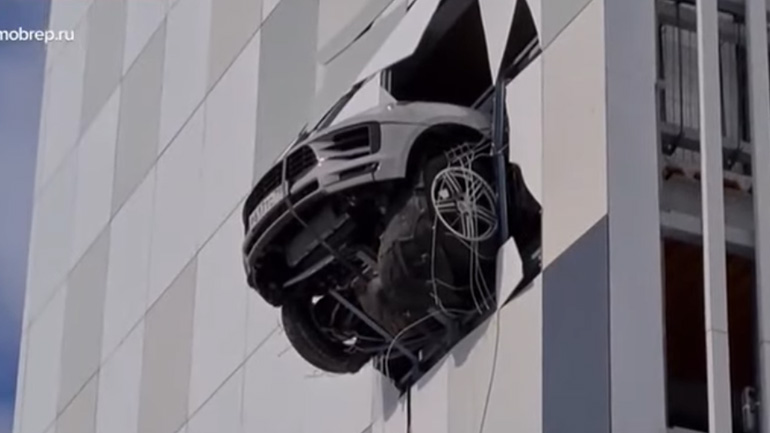 Porsche πήγε να πέσει από τον 4ο όροφο! Porsche πήγε να πέσει από τον 4ο όροφο!