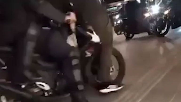 Αποκαλυπτικό βίντεο: Μοτοσικλετιστής της ομάδας «ΔΡΑΣΗ» παρασύρει διαδηλωτή στη Νέα Σμύρνη