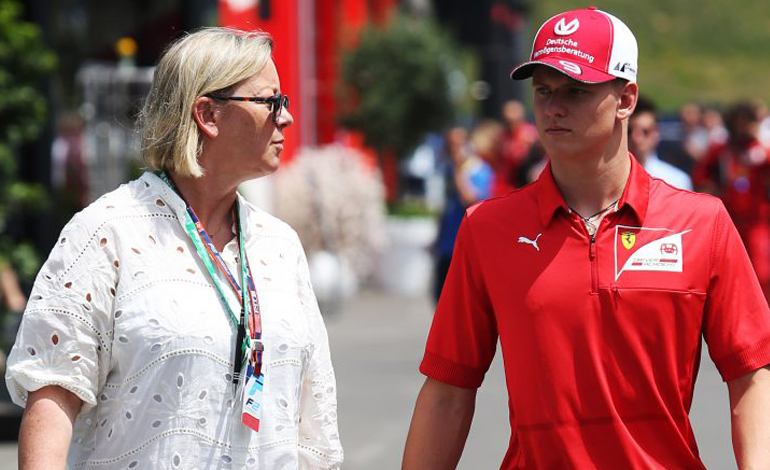 H Sabine Kehm είναι ο "φύλακας άγγελος" του.