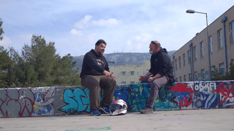 Δυνατό χιούμορ και πολλές ερωτήσεις περί μοτοσικλέτας από το τσακάλι αυτής της Τετάρτης