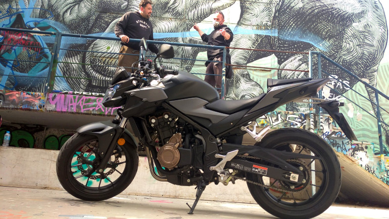 Δύο σημαντικά κομμάτια της ζωής του. Η ζωγραφική και η μοτοσικλέτα...