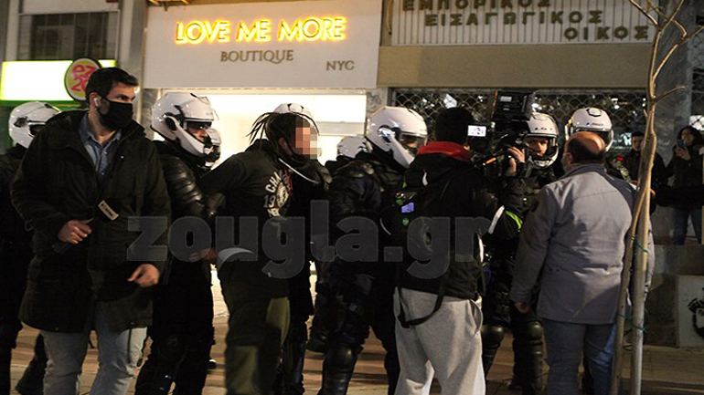 Ο απολογισμός των επεισοδίων στη Νέα Σμύρνη: 10 τραυματίες αστυνομικοί και 16 συλλήψεις