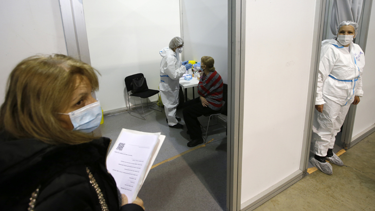 Σερβία: Έξαρση της πανδημίας – Μειωμένο ενδιαφέρον για τους εμβολιασμούς