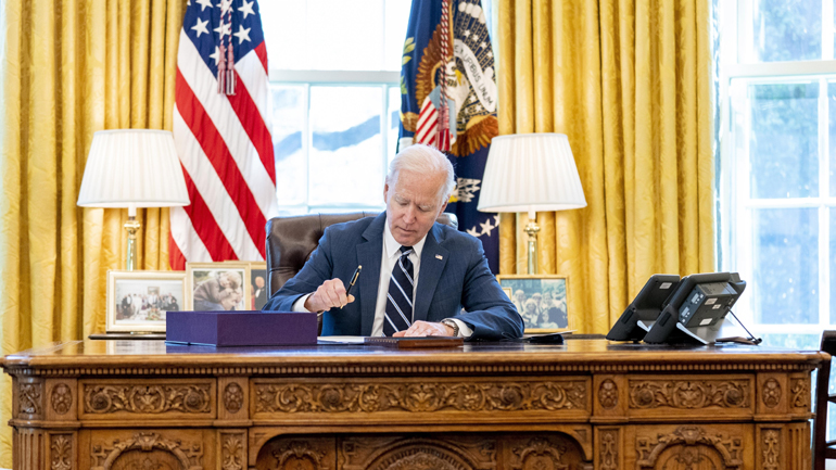 ΗΠΑ: Ο Μπάιντεν υπέγραψε το νομοσχέδιο οικονομικής ανάκαμψης