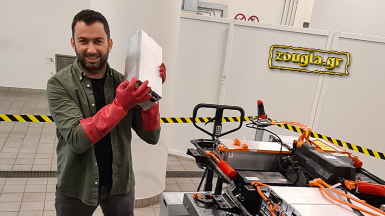 Πάνω από 200 ευρώ κοστίζουν τα… γάντια του μηχανικού που κάνει service σε ηλεκτρικά αυτοκίνητα