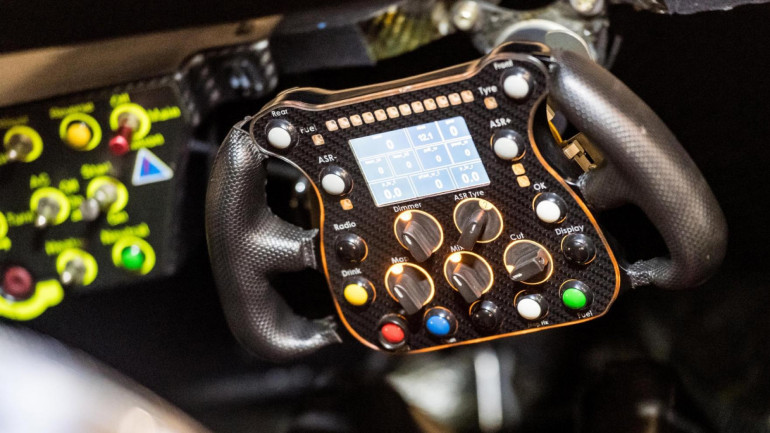 Τα κουμπάκια στο τιμόνι είναι περισσότερα από κονσόλα μουσικής συναυλίας