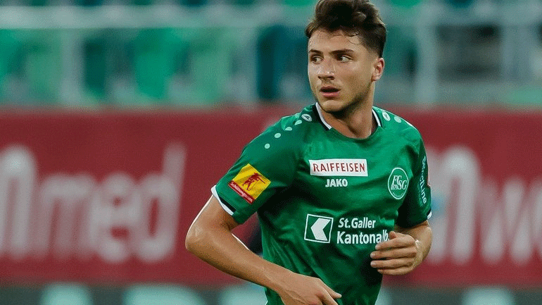 Tuttomercatoweb: «Ο Στεργίου μοιάζει στον Ντε Λιχτ και θεωρείται θαύμα του ελβετικού ποδοσφαίρου»