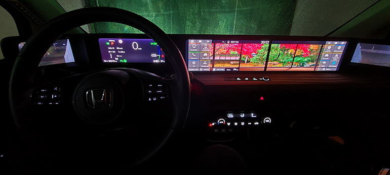 Το εσωτερικό του είναι πολύ ξεχωριστό και αποτελείται από πέντε οθόνες!