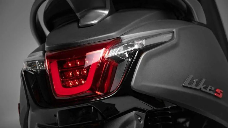 Χαρακτηριστικό το πίσω φωτιστικό σώμα του Like, πάντα με LED τεχνολογία.