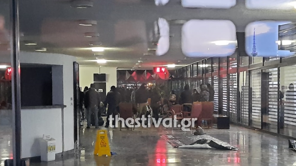 Εικόνα από το ισόγειο της πρυτανείας του ΑΠΘ