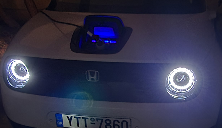 Κατά τη φόρτιση τη νύχτα αναβοσβήνει αυτό το μπλε φως...