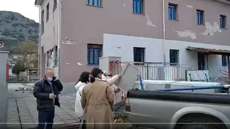 Συγκίνηση στο Δαμάσι: Κατεδαφίζεται το σχολείο που υπέστη ζημιές από τον σεισμό