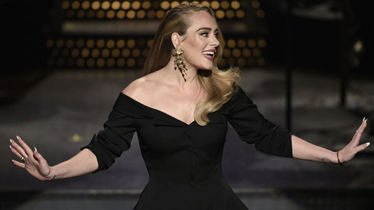 Η Adele αναδείχθηκε ως η κορυφαία καλλιτέχνης του αιώνα