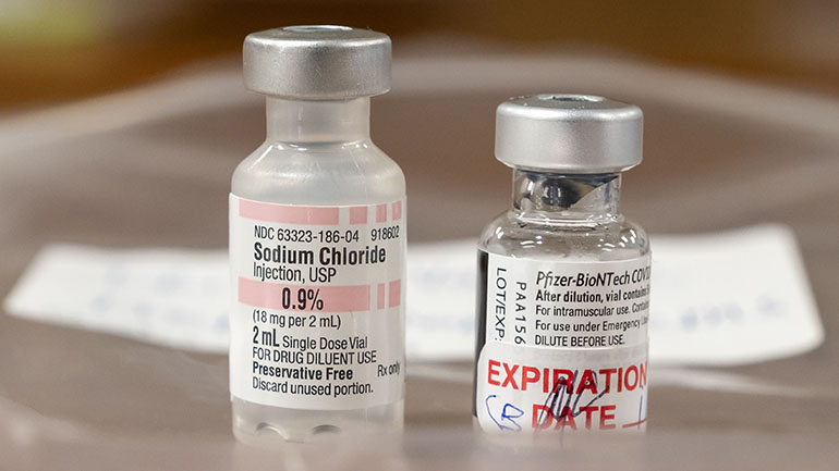 Στο Μουσείο Smithsonian θα εκτίθεται πλέον το πρώτο άδειο φιαλίδιο εμβολιασμού Pfizer στις ΗΠΑ