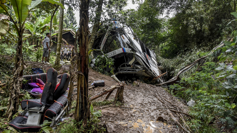 Ινδονησία: Λεωφορείο που μετέφερε μαθητές και γονείς έπεσε σε χαράδρα – 27 νεκροί