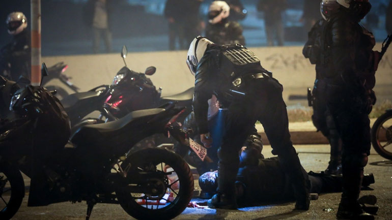 Το προφίλ των συλληφθέντων για τον ξυλοδαρμό του αστυνομικού