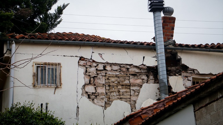 Νέες ρωγμές σε σπίτια δημιούργησε ο σεισμός των 5,2 Ρίχτερ σε Ελασσόνα και Τύρναβο