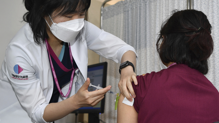 Νότια Κορέα: Εμβολιάστηκαν περισσότεροι από μισό εκατομμύριο πολίτες