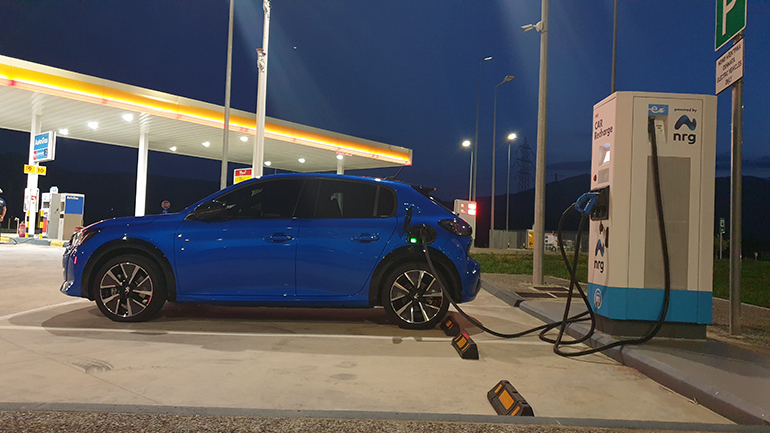 Το 4,9% των αυτοκινήτων που ταξινομήθηκαν τον Φεβρουάριο μπαίνουν στην... πρίζα