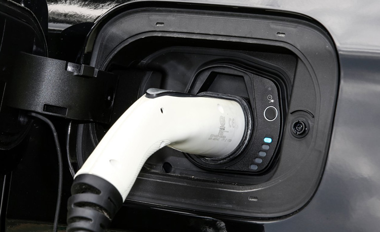 Η υποδοχή για τη φόρτιση βρίσκεται στο πίσω αριστερό φτερό.