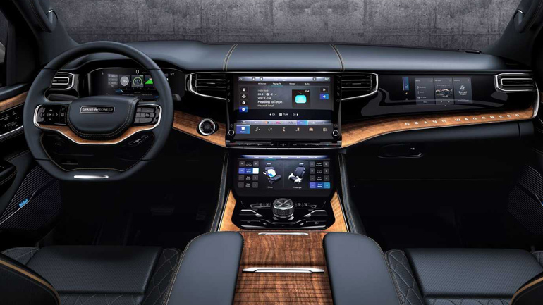 Οθόνες υπάρχουν ακόμη και στο ταμπλό μπροστά από τον συνοδηγό