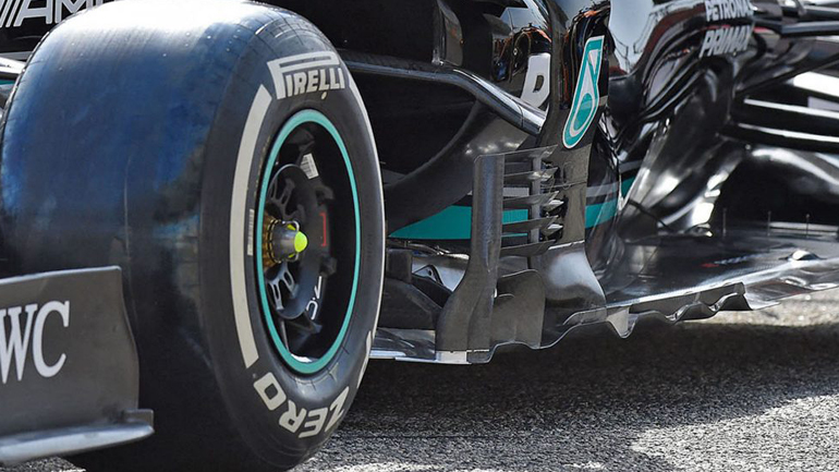 Τελείως διαφορετικός σχεδιασμός στο πάτωμα με νέα αεροδυναμικά στοιχεία.