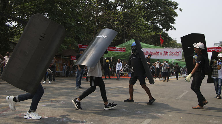 Η Βρετανία παροτρύνει τους πολίτες της να εγκαταλείψουν τη Μιανμάρ