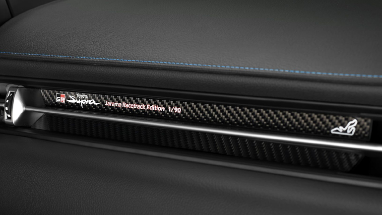 Το διακοσμητικό carbon φιλέτο μπροστά από τον συνοδηγό