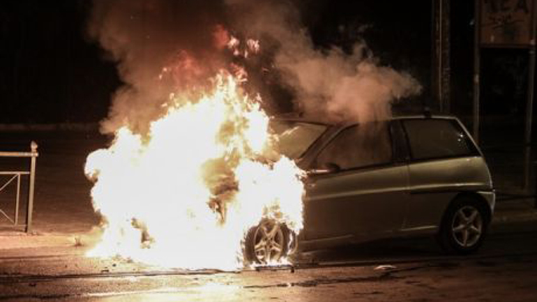 Ακόμα μια νύχτα εμπρησμών και επιθέσεων σε ΙΧ και ΑΤΜ