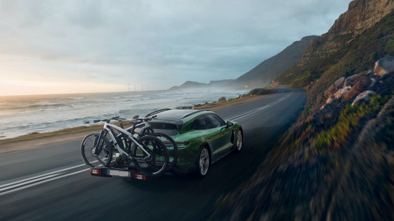 Πίσω από το ηλεκτρικό Taycan Cross Turismo δύο κορυφαία ποδήλατα