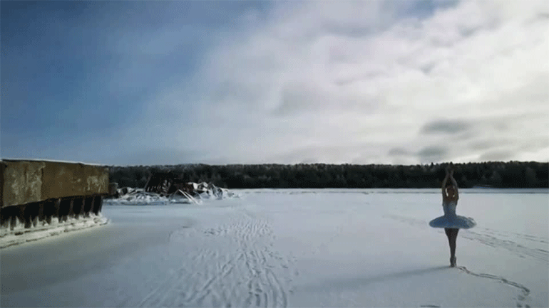 Ρωσίδα μπαλαρίνα χόρεψε τη Λίμνη των Κύκνων σε παγωμένο τοπίο για καλό σκοπό