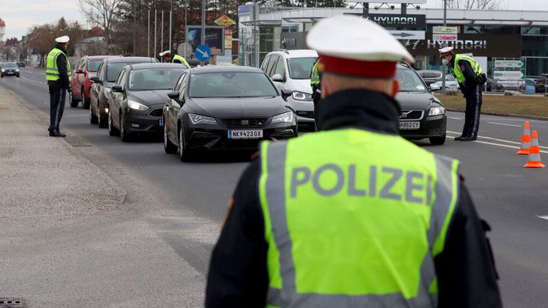 Δεν χαλαρώνει τα περιοριστικά μέτρα για τον Covid-19 η Aυστρία