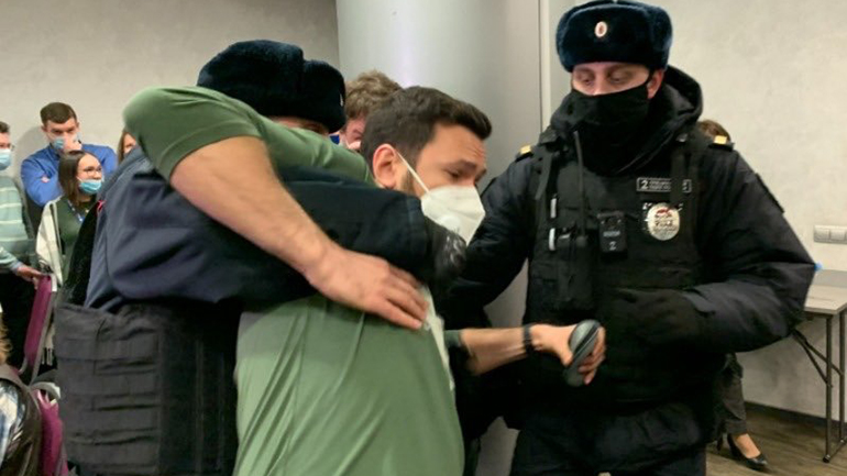 Ρωσία: Η αστυνομία διέκοψε ένα φόρουμ αντιπολιτευόμενων πολιτικών και συνέλαβε τους συμμετέχοντες Ρωσία: Η αστυνομία διέκοψε ένα φόρουμ αντιπολιτευόμενων πολιτικών και συνέλαβε τους συμμετέχοντες