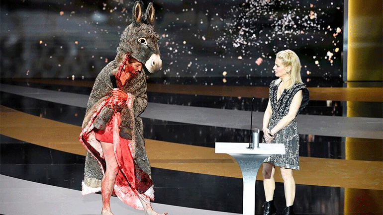 Χαμός στα Βραβεία Σεζάρ: Γυμνή στη σκηνή η Κορίν Μαζιερό – Ο Αλμπέρ Ντιποντέλ, o μεγάλος νικητής