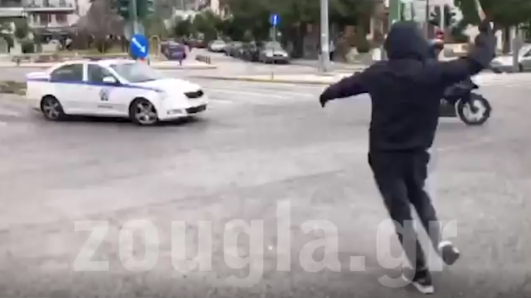 Βίντεο: Ομάδα αγνώστων επιτίθεται σε περιπολικό στην Αργυρούπολη Βίντεο: Ομάδα αγνώστων επιτίθεται σε περιπολικό στην Αργυρούπολη