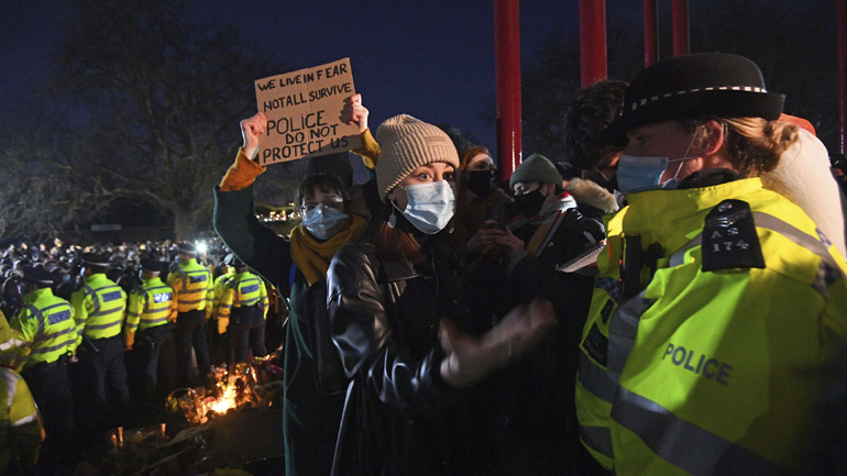 Λονδίνο: Επικρίσεις κατά της αστυνομίας για τη βίαιη επέμβασή της σε αγρυπνία στη μνήμη 33χρονης