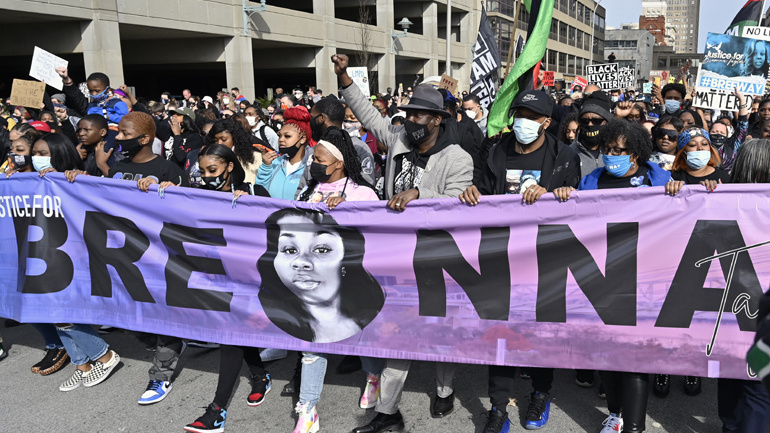 Κεντάκι: Εκατοντάδες διαδηλωτές στην επέτειο ενός χρόνου από τον θάνατο της Μπριόνα Τέιλορ