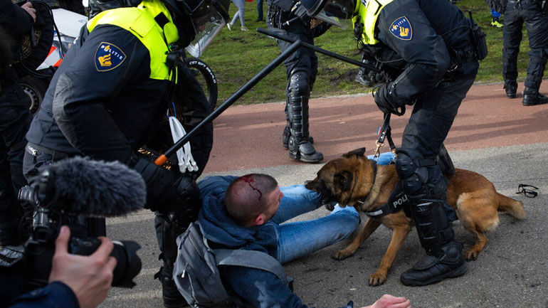 Ολλανδία: Η αστυνομία διέλυσε συγκέντρωση διαμαρτυρίας για τα περιοριστικά μέτρα