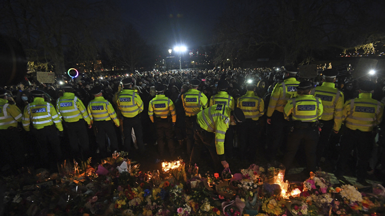 Λονδίνο: Θύελλα αντιδράσεων κατά της αστυνομίας  για τη διάλυση της εκδήλωσης στη μνήμη 33χρονης