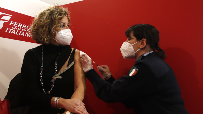 Ιταλία: Επαναλαμβάνεται ο εμβολιασμός με το AstraZeneca στο Πιεμόντε