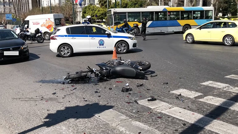 Τροχαίο Βουλή: «Εύχομαι τα όργανά του να τα πάρουν νέοι άνθρωποι και να ζήσουν ευτυχισμένοι» λέει η μητέρα του 23χρονου