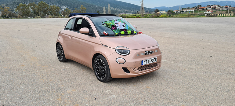 Τον χαρταετό τον πετάξαμε τραβώντας τον με αυτοκίνητο! (στη φωτό το ηλεκτρικό Fiat 500e)