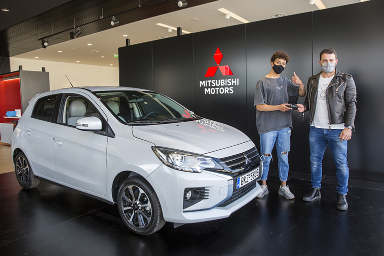 O Γιώργος Αγγελόπουλος παραδίδει τα κλειδιά του Mitsubishi Space Star στον Ηρακλή Τσουζίνοφ