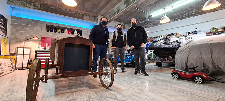 Το πρώτο αυτοκίνητο που κατασκευάστηκε στην Ελλάδα το 1908 μαζί και οι (από δεξιά), Νίκος Θεολόγος, Βασίλης Σαρημπαλίδης και Πάρις Ποντίκας