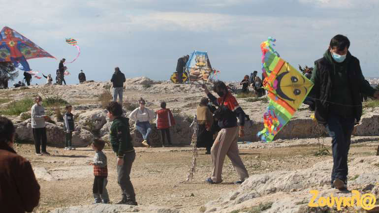 Ελάχιστοι Αθηναίοι στον λόφο Φιλοπάππου για το πέταγμα χαρταετού