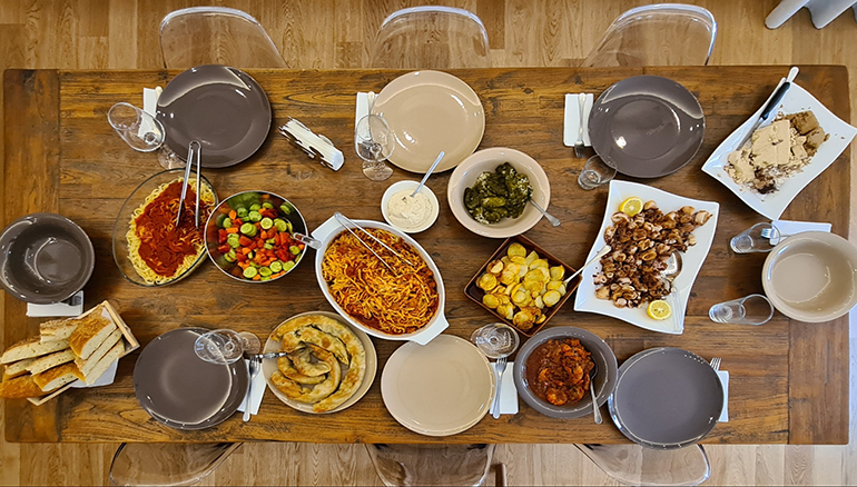 Σήμερα το ελληνικό τραπέζι με τα Σαρακοστιανά ήταν πλούσιο...