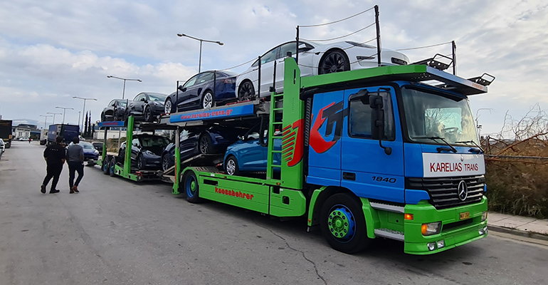 Οι νταλίκες έχουν αρχίσει να ξεφορτώνουν ήδη αρκετά... Tesla