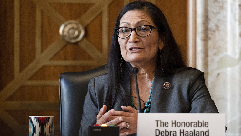 Ντεμπ Χάαλαντ: Η πρώτη ιθαγενής που γίνεται μέλος της αμερικανικής κυβέρνησης